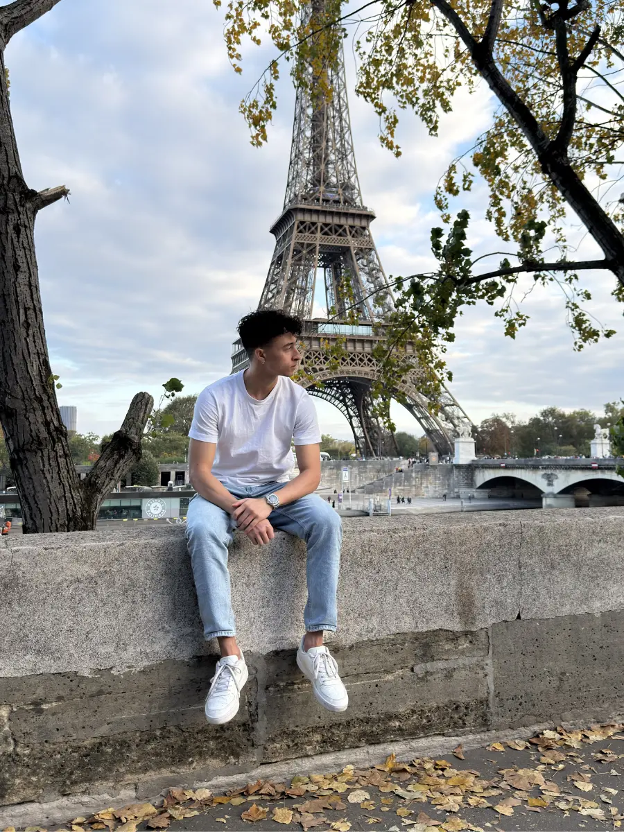 Kayo Ryan em frente à Torre Eiffel, em Paris